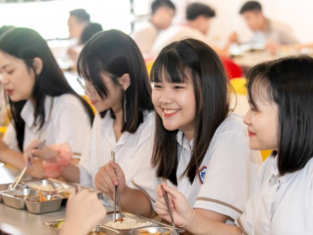 Hà Nội: Học sinh từ lớp 7 đến lớp 12 ở Hà Nội được ăn bán trú khi đi học trực tiếp
