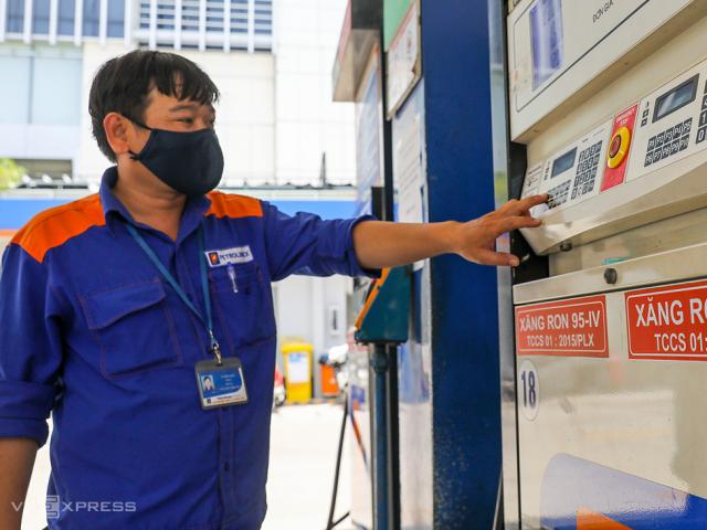 Nóng tuần qua: Giá xăng tại Việt Nam giảm mạnh