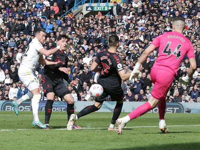 Bóng đá - Video bóng đá Leeds - Southampton: Trừng phạt sai lầm, siêu phẩm đá phạt (Vòng 31 Ngoại hạng Anh)