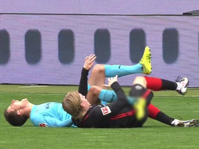 Cầu thủ Bundesliga dính chấn thương kinh hoàng, cổ chân biến dạng - 1