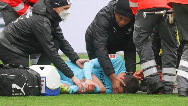 Cầu thủ Bundesliga dính chấn thương kinh hoàng, cổ chân biến dạng - 3