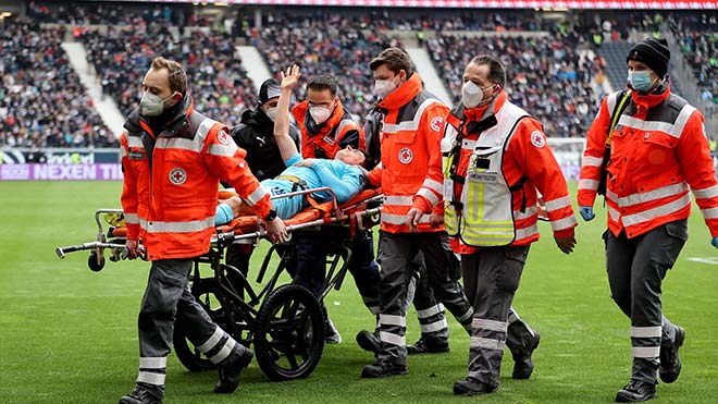 Cầu thủ Bundesliga dính chấn thương kinh hoàng, cổ chân biến dạng - 4