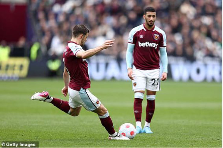 West Ham - Everton football video: Attractive chase, disastrous red card (Round 31 of the Premier League) - 1