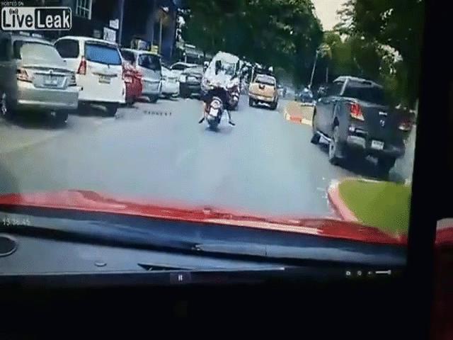 Phi thường - kỳ quặc - Clip: Ô tô lao như bay sang làn đường ngược chiều rồi tông trúng 3 chiếc xe máy