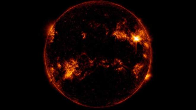 NASA captured the scene "sparks of fury"  from the Sun hit the Earth - 3