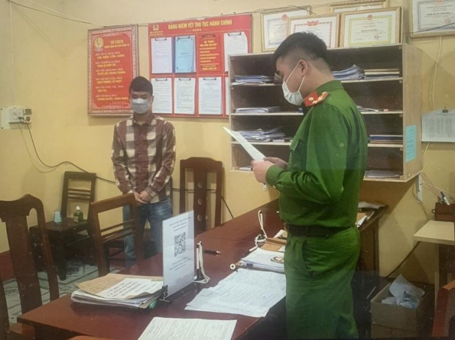 Cơ quan CSĐT Công an huyện Văn Yên thi hành quyết định khởi tố bị can đối với một trong 4 đối tượng.