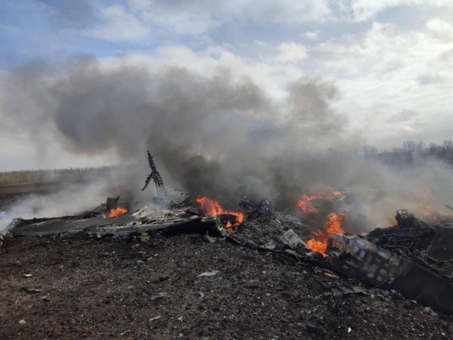 Hình ảnh chiếc Su-35 bị bốc cháy tại hiện trường. Ảnh: Avia.pro
