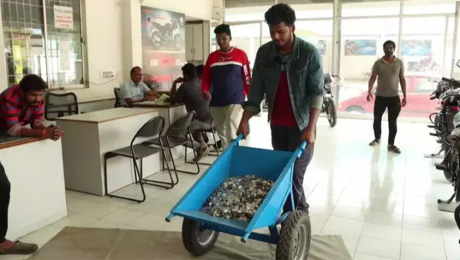 The young man brought a truck of coins to buy a motorbike - 3