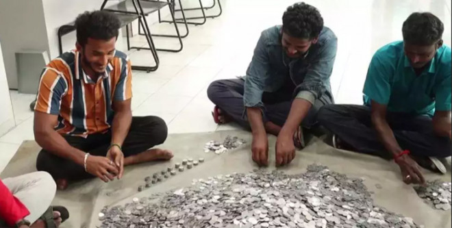 The young man brought a truck of coins to buy a motorbike - 4