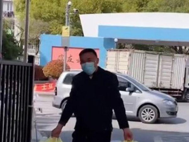 Bạn trẻ - Cuộc sống - Con dâu phải cách ly 16 ngày, hành động của bố chồng khiến dân tình xuýt xoa ngưỡng mộ