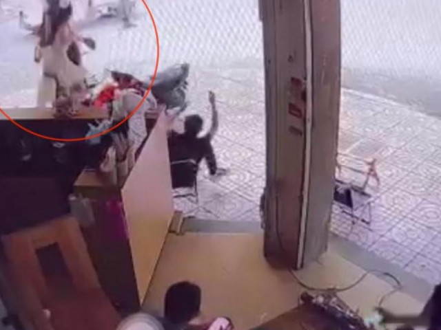 Tin tức trong ngày - Clip: Tránh xe tải, 2 cô gái "bay" vào quán cà phê như "phim hành động"