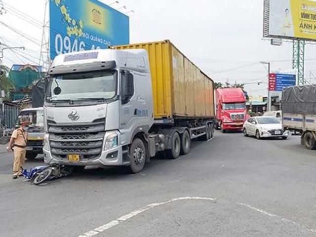 Tin tức trong ngày - Xe đầu kéo đẩy lê thiếu nữ cùng xe máy hơn 10m trên đường dẫn cao tốc