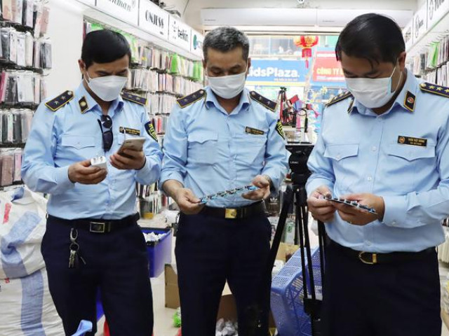 Thị trường - Tiêu dùng - Triệt phá cơ sở gia công, lắp ráp sạc điện thoại ''rởm'' thành hàng chính hãng Samsung