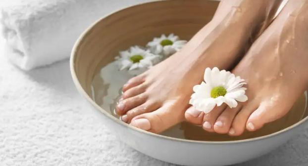 Ngâm chân bằng nước trà xanh không chỉ giúp nuôi dưỡng đôi chân của bạn mà còn giúp chúng tránh xa các vấn đề về da.