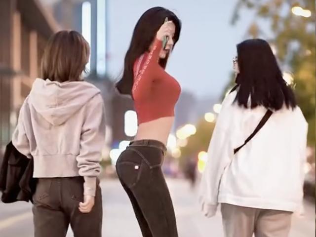 Thời trang - "Bóng hồng đường phố" mặc quần như vẽ lên thân, hút mắt người đi đường