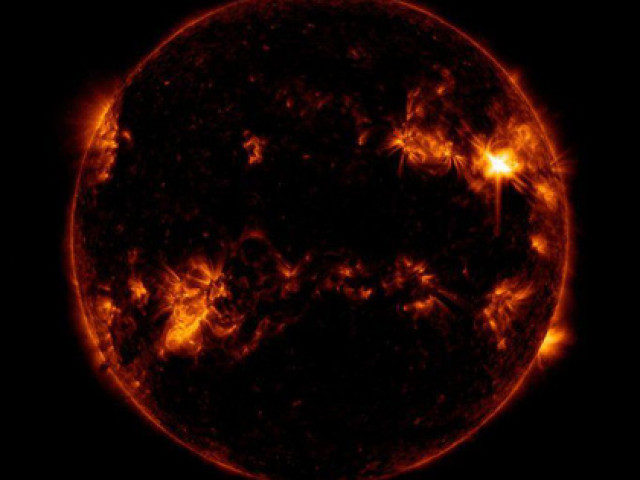 NASA chụp được cảnh ”tia lửa cuồng nộ” từ Mặt Trời bắn trúng Trái Đất