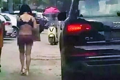 The woman in underwear walks in the middle of the street, it's sad to know the reason behind - 1