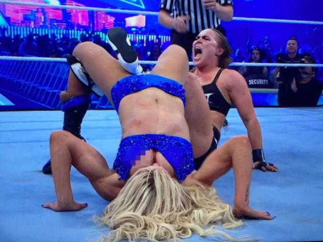 Thể thao - Đỏ mặt "Nữ hoàng" UFC đấu vật làm đối thủ để lộ điểm nhạy cảm