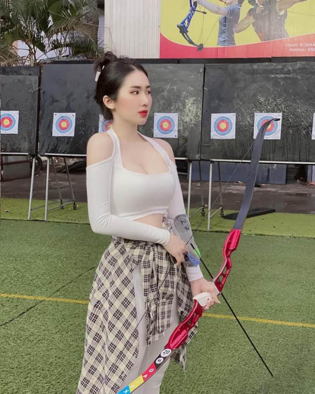 Nguyễn Hồng Ngọc là cô chủ shop thời trang gần đây nhận được nhiều sự quan tâm của cư dân mạng khi những hình ảnh trên sân bắn của cô được chia sẻ nhiều.
