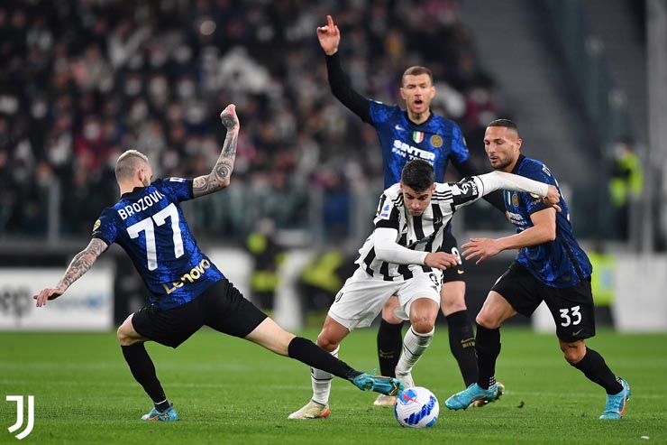 Juventus (áo sọc đen trắng) vấp ngã trước Inter Milan