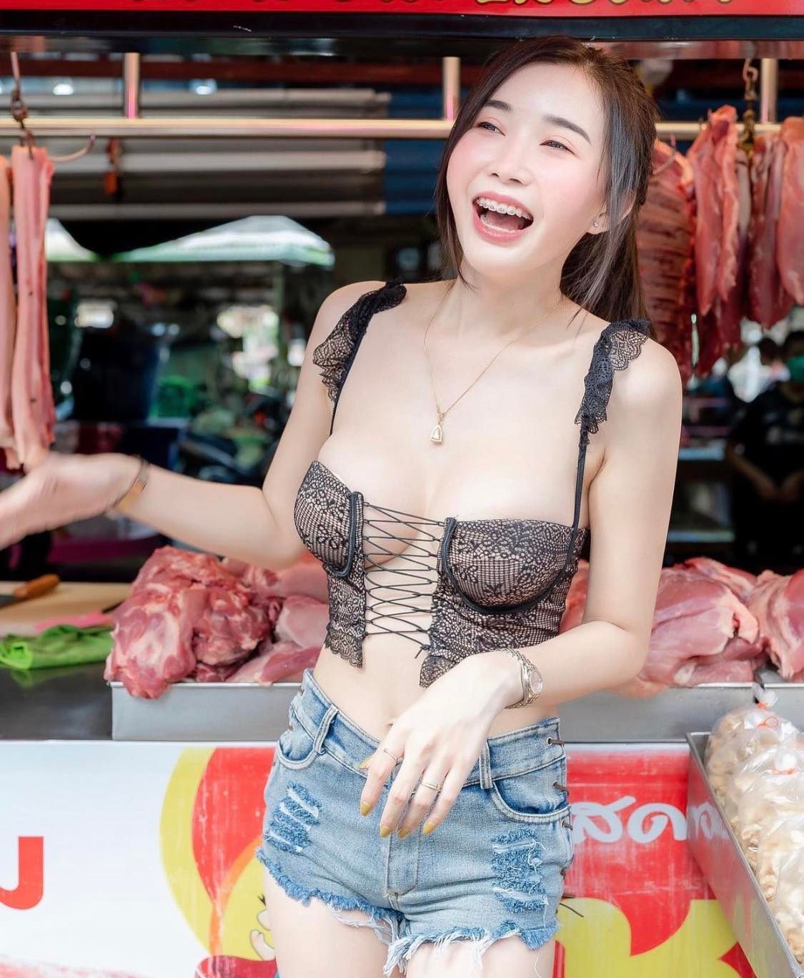 Customers complained about the short, ostentatious set of the "hot girl selling meat"  Land of the Golden Temple - 3