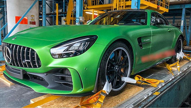 Strange color Mercedes-AMG GT R is about to be available in Vietnam - 1