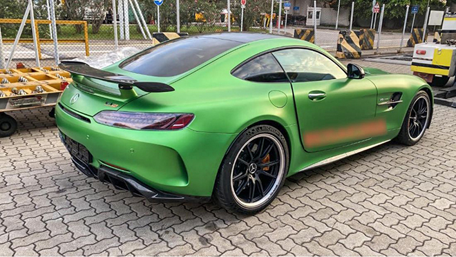 Strange color Mercedes-AMG GT R is about to be available in Vietnam - 3