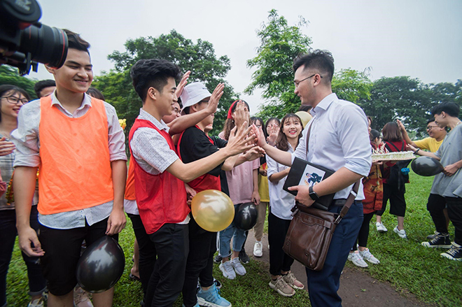 Ảnh cá nhân của thầy Hà/Ảnh thầy chụp cùng các em học sinh