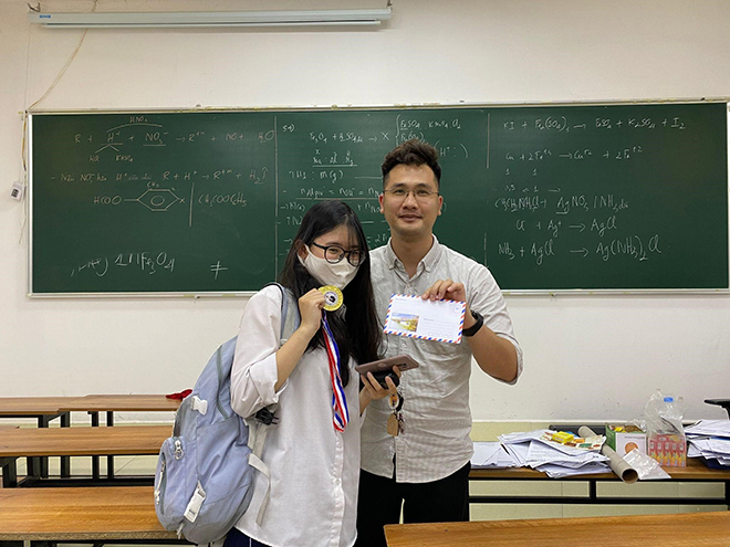 Thầy Hà đứng lớp giảng dạy