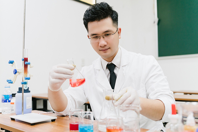 Ảnh: Thầy Hà làm thí nghiệm