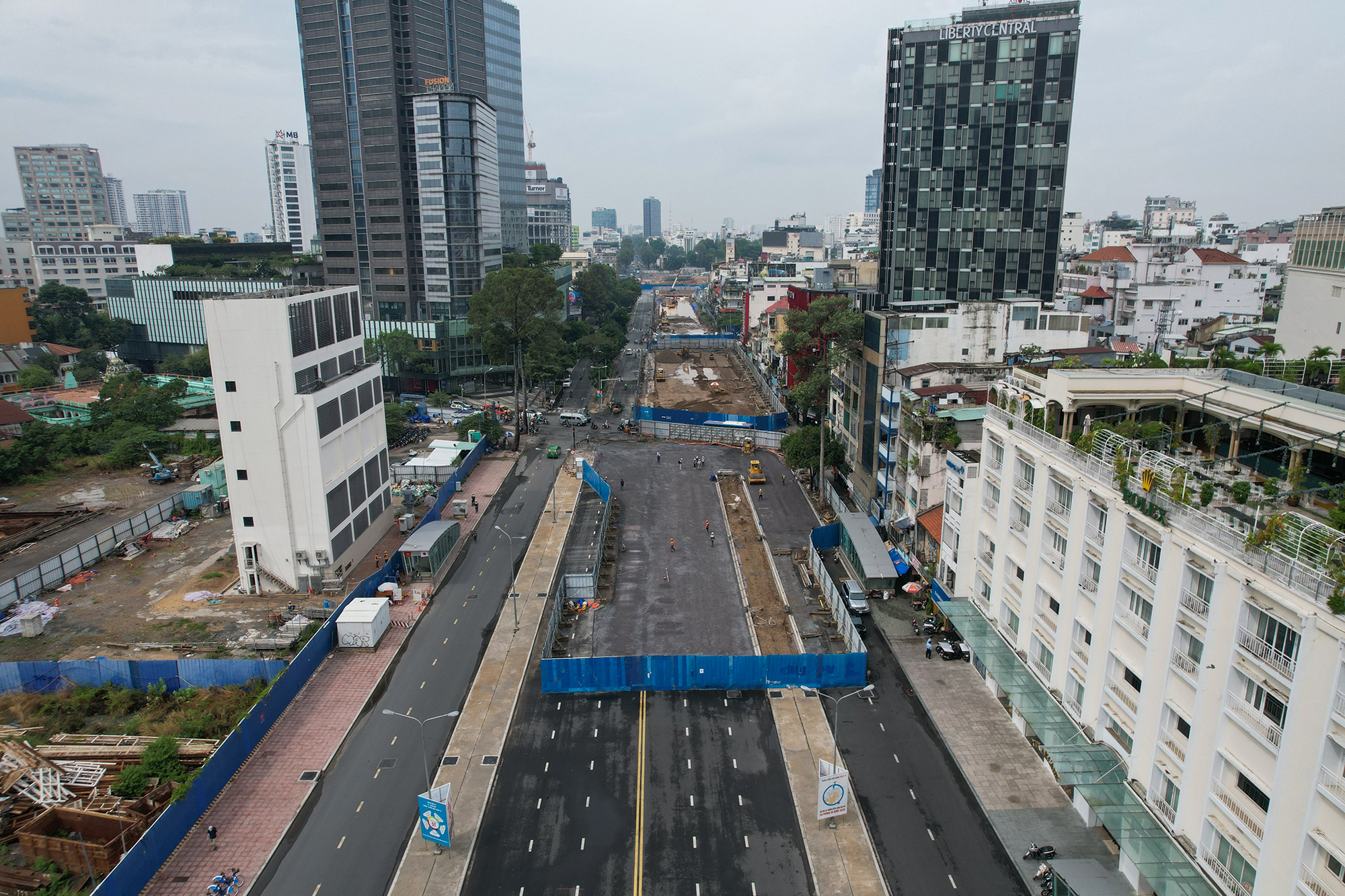 Tháng 10/2016, đường Lê Lợi, quận 1 dựng rào chắn để thi công gói thầu 1A (đoạn từ Nhà hát Thành phố đến ga Bến Thành, dài 515m) của dự án metro số 1 Bến Thành - Suối Tiên. Đến nay gói thầu này đã đạt hơn 95%, mặt hầm đã được đóng, chỉ còn thi công ngầm bên dưới.