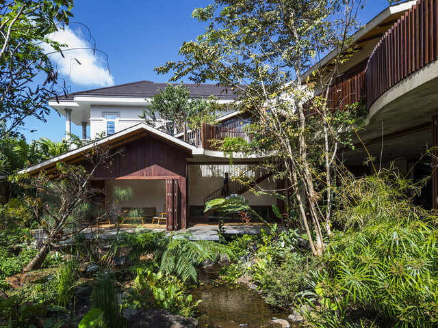 Kinh doanh - Biệt thự bằng bê tông và gỗ mộc ở Buôn Mê Thuột ấn tượng với thiết kế xanh mướt