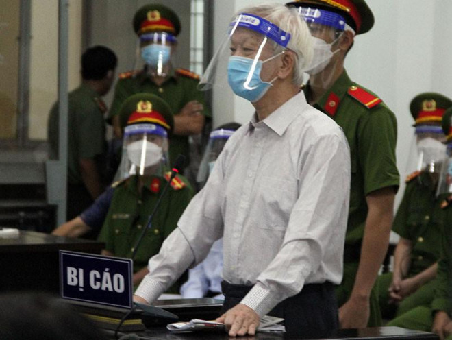 Bị cáo Nguyễn Chiến Thắng, cựu chủ tịch UBND tỉnh Khánh Hòa, trong phiên xử. Ảnh: TẤN LỘC