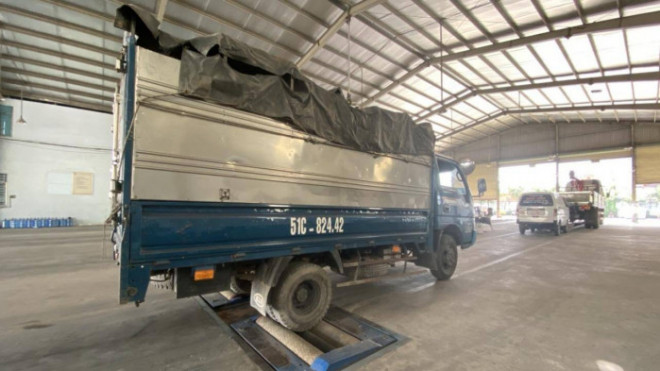 Xe tải đợi kiểm định tại Trung tâm đăng kiểm xe cơ giới 5007V trên QL1, P. Bình Hưng Hoà B, Q. Bình Tân (TP.HCM)