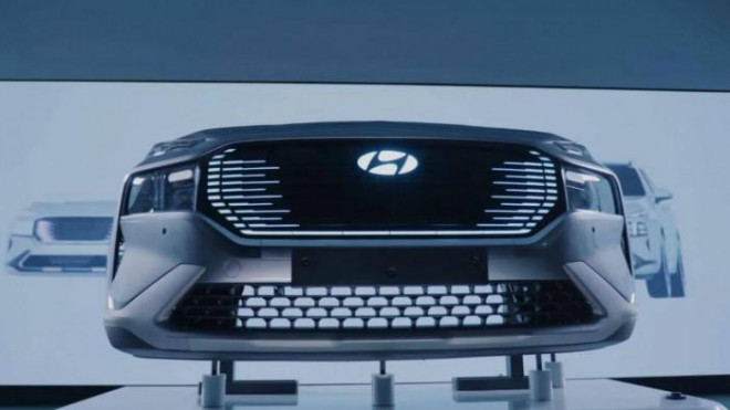 Revealing the new generation Hyundai SantaFe, equipped with a glowing logo - 3