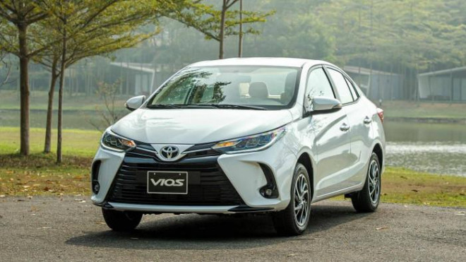 True rumors that Toyota is about to increase the price of a series of cars in Vietnam - 1