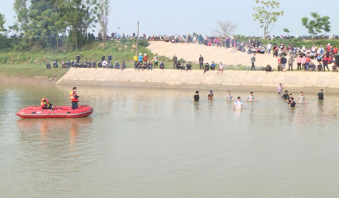 Lực lượng chức năng huy động hàng trăm người tìm kiếm 5 học sinh đuối nước