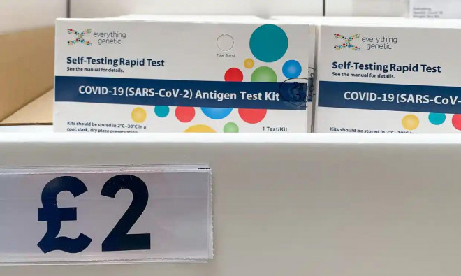 Kit test nhanh COVID-19&nbsp;được bán với giá 2 bảng Anh/kit tại một chi nhánh Tesco ở Taplow, Buckinghamshire, Anh, ngày 3/4. Ảnh: Shutterstock.&nbsp;