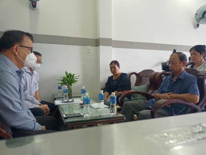 Đại diện Trường ĐH Nông Lâm TP.HCM đến thăm hỏi gia đình sinh viên mất tích - Ảnh: Châu Tỉnh