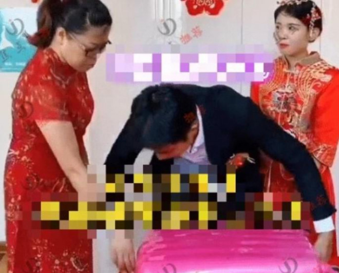 Mother-in-law forced the bride to open the suitcase to get money for the wedding, the groom's actions were criticized - 1