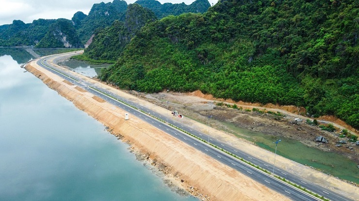 Dự án Đường bao biển nối TP Hạ Long với TP Cẩm Phả được UBND tỉnh Quảng Ninh phê duyệt ngày 31/10/2018. Ban đầu, đường được thiết kế theo tiêu chuẩn cấp III đồng bằng với 4 làn xe cơ giới, vận tốc tối đa 60 km/h có chiều dài 18,7km, rộng 18m.
