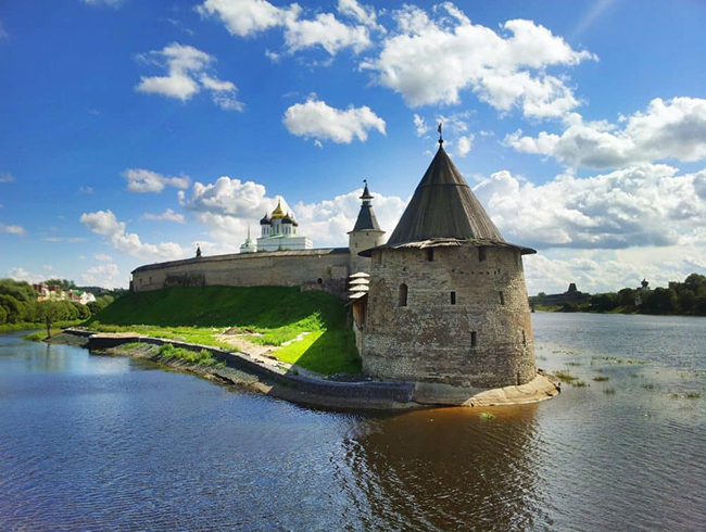 Pskov - thành phố lịch sử hấp dẫn: Pskov là một thành phố cổ cách biên giới Estonia không xa. Thành phố là một điểm đến tuyệt vời để du lịch ở Nga vì nơi đây đem tới nhiều trải nghiệm thú vị&nbsp;về kiến ​​trúc lịch sử, đặc biệt là các nhà thờ và tu viện, nổi bật nhất là Pskov Krom.
