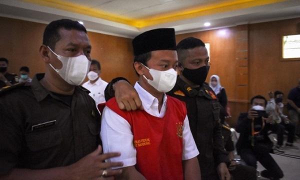 Herry Wirawan tại phiên tòa xét xử hôm 15/2. Ảnh: Sohu