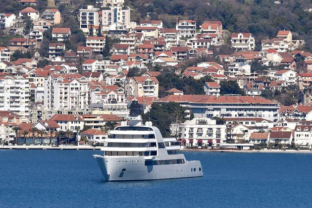 Du thuyền của ông trùm dầu khí và kim loại Nga Roman Abramovich neo đậu ở Montenegro. Ảnh: AP.