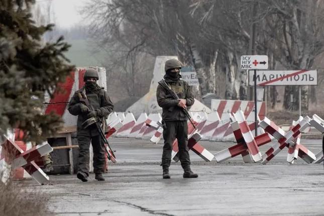 Lính Ukraine ở Mariupol. Ảnh: AP