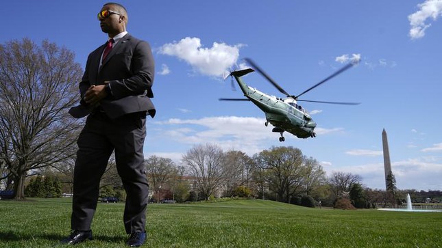 Trực thăng Marine One chở Tổng thống Joe Biden cất cánh từ Nhà Trắng. Ảnh: AP