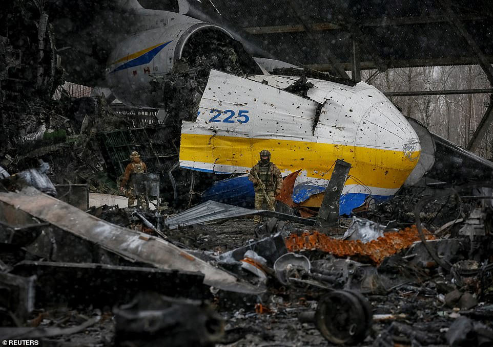Số hiệu 225 khắc&nbsp;trên chiếc máy bay bị phá hủy ở sân bay Hosmotel.
