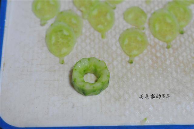 When making salads, salads, and salads, remember to decorate with cucumber in this way to make the dish more luxurious - 5