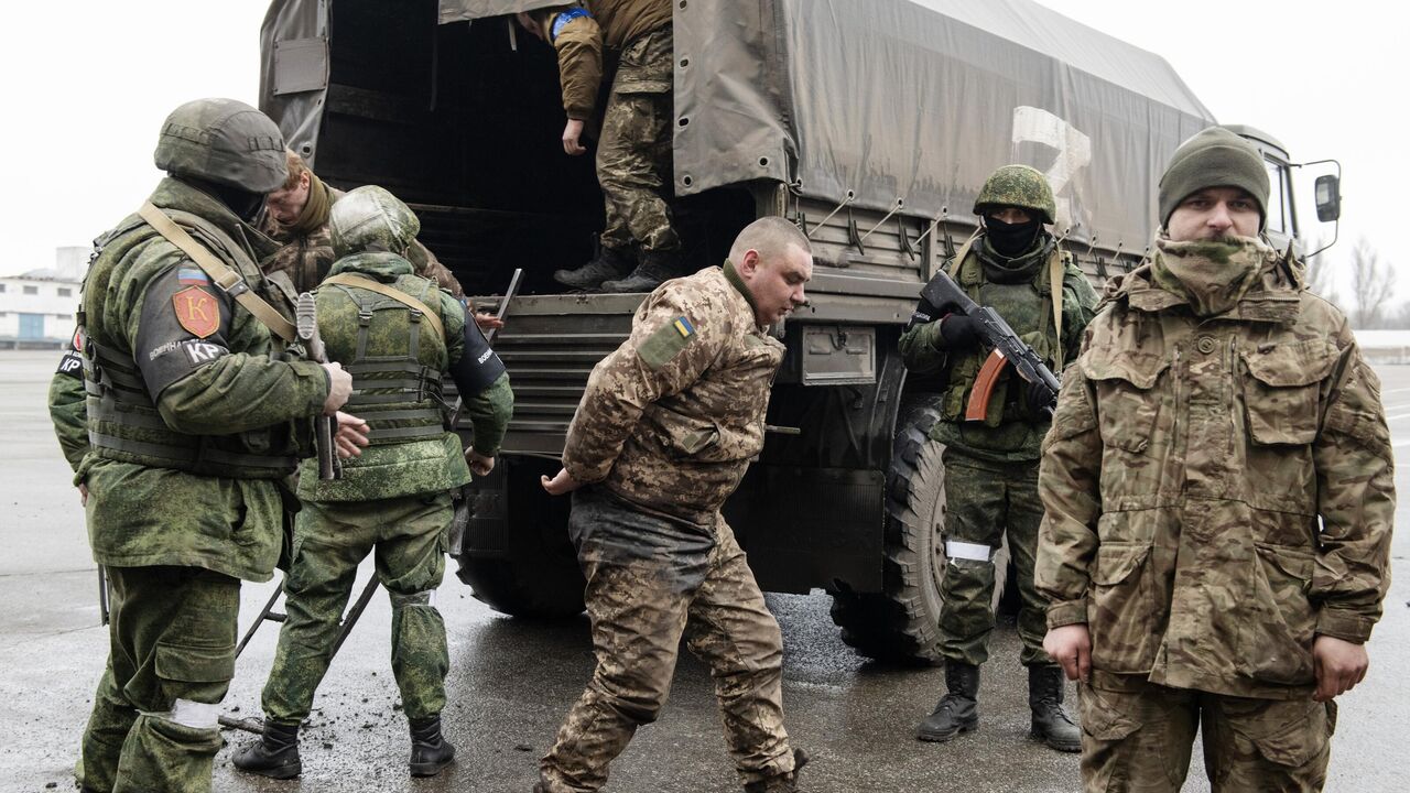 Các binh sĩ Ukraine đầu hàng lực lượng Nga. Ảnh: RIA Novosti.