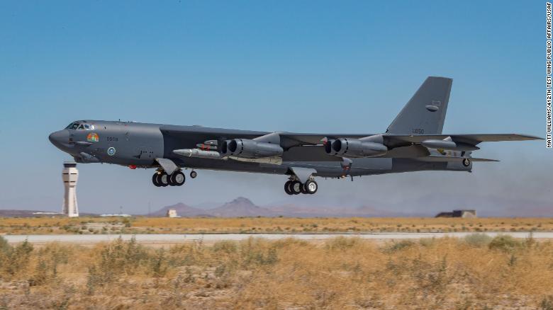 Theo một quan chức quốc phòng Mỹ, Washington đã phóng thử thành công tên lửa siêu thanh HAWC từ "pháo đài bay" B-52. Ảnh: USAF